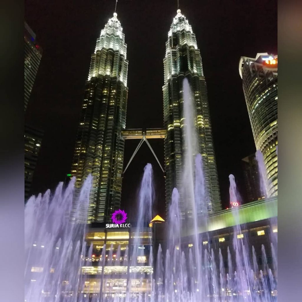 Petronas Towers by night. No filters used. #petronas #petronastowers #night #skyline #sky_brilliance #skyscraper #building&hellip;