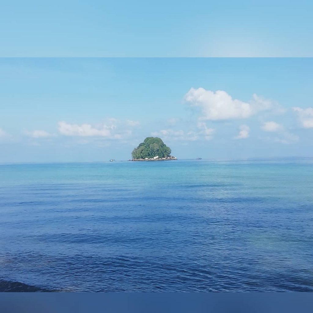 A small Island in the distance of Pulau Tioman. The water is crystall clear&hellip;