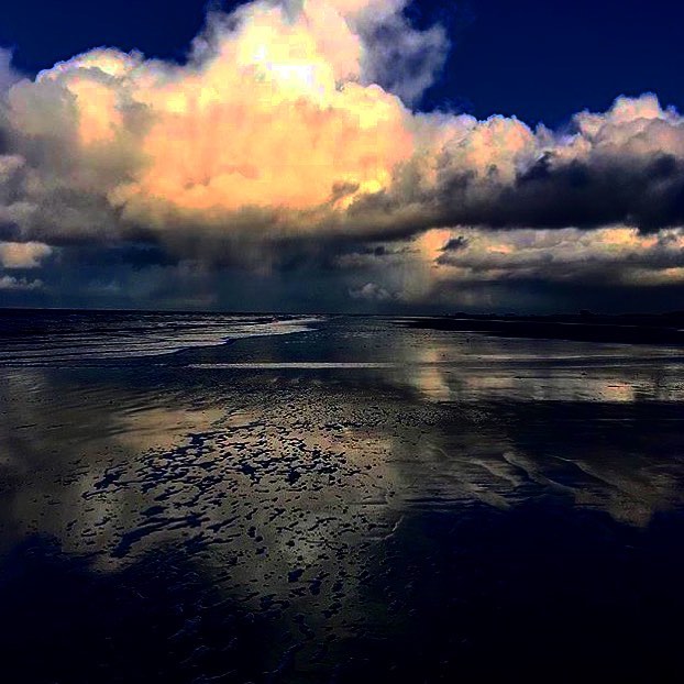 “incredible moment” . #earthscope #northsea #clouds #sky #walk #walking #beachwalk #hike #hiking #hikingadventures #travel&hellip;
