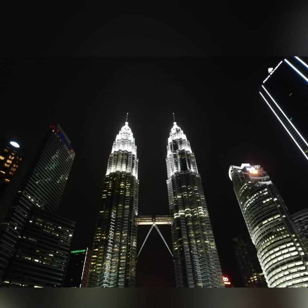 Petronas Towers by night. No filters used. #petronas #petronastowers #night #skyline #sky_brilliance #skyscraper #building&hellip;