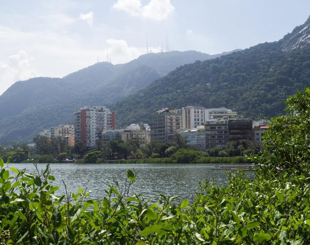Another perspective at Lagoa Rodrigo de #riodejaneiro #lagoa #brazil #lagoarodrigodefreitas #cloudy #mountains #southamerica #skyscraper&hellip;