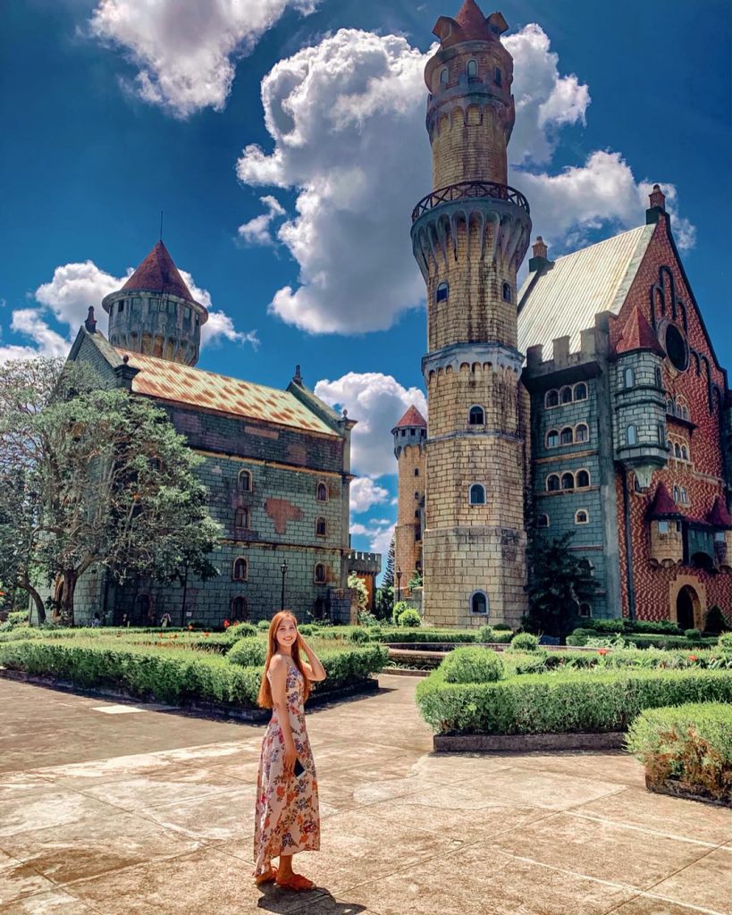 Sa pagsibol ng araw Nakikiusap na sa ulap Mapalikas na mapalinlang Mga aninong bumabalot&hellip;