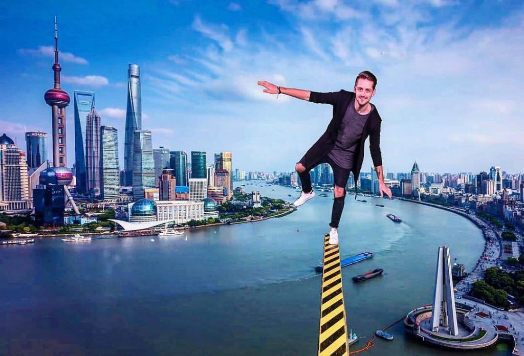 On top of the 2nd tallest building in the world ????