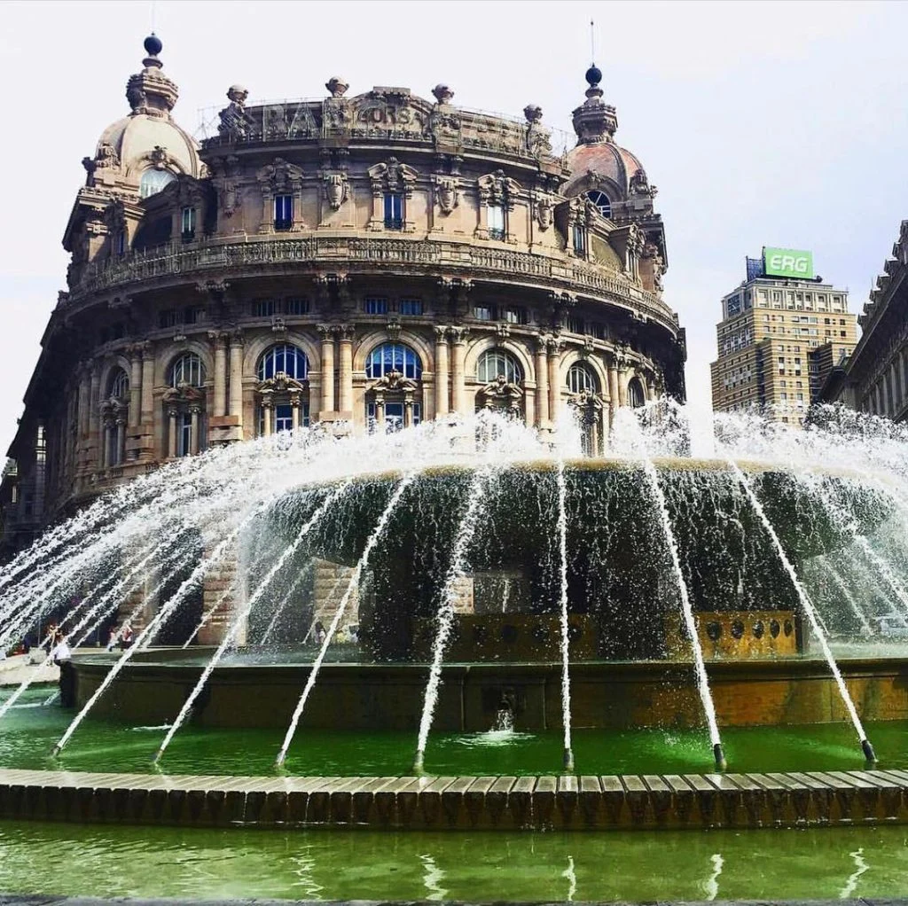 Большой и очень красивый фонтан округлой формы Fontana di Piaggio находится на Piazza De&hellip;
