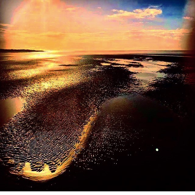 “never ending horizon” . #earthscope #northsea #bnesimppl #sunset #evening #walk #walking #beachwalk #hike #hiking&hellip;