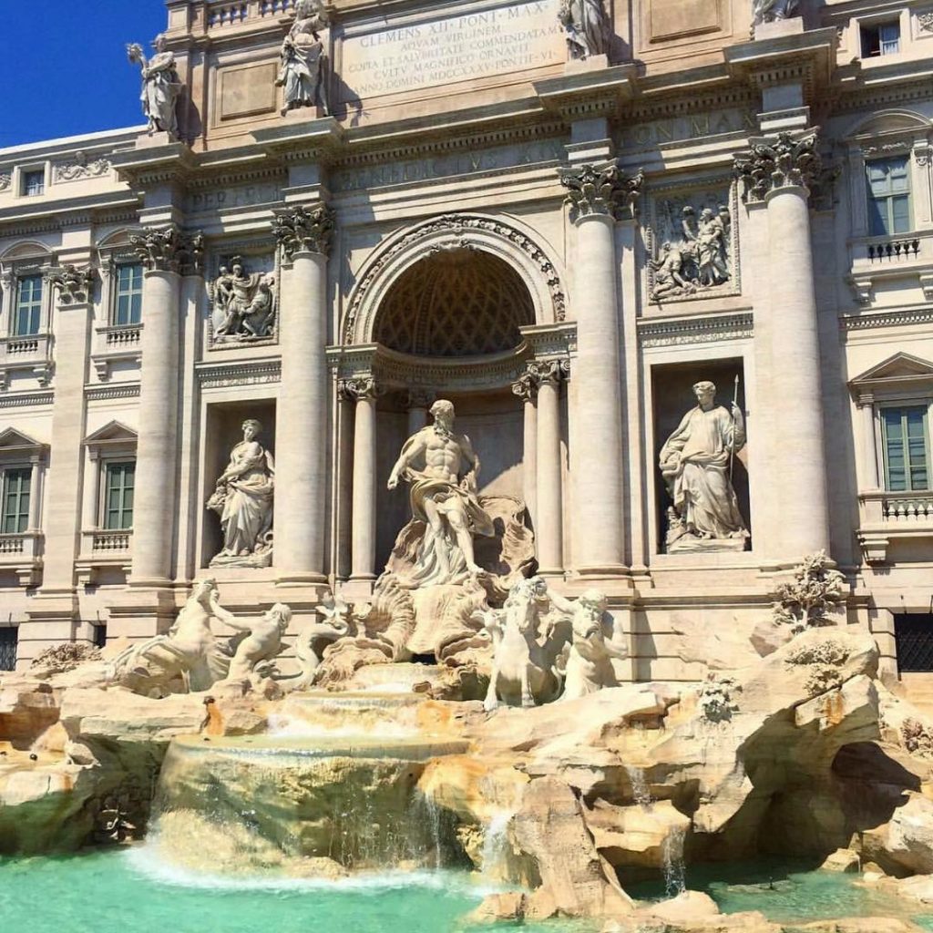 В самый знаменитый фонтан Треви в Риме, надо обязательно бросить монетку, чтобы итальянцы сказали&hellip;