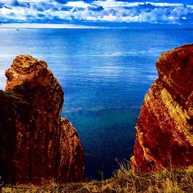 “bird’s-eye view” . #northsea #coast #cliff #earthscope #walk #walking #cliffwalk #hike #hiking #hikingadventures #travel&hellip;
