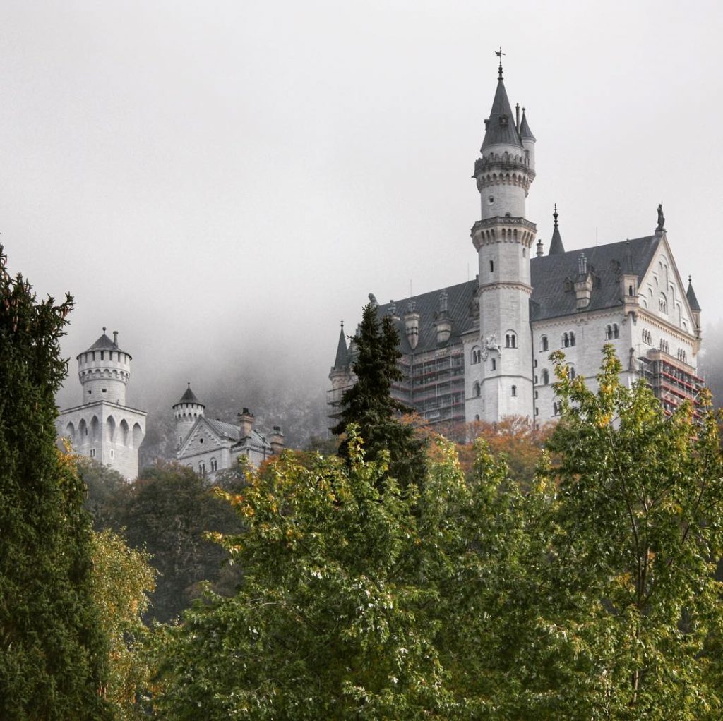 Schloss Neuschwanstei, Germany #travel #traveling #travelblogger #europe #germany #castle #bnesimppl #kings_villages