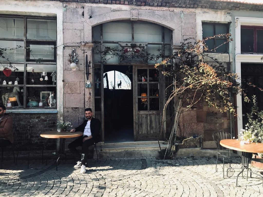 Urla’nın tek problemi bu muhteşem sokakların, bu sıcak dükkanların içinde yüzleri 5 karış insanların&hellip;