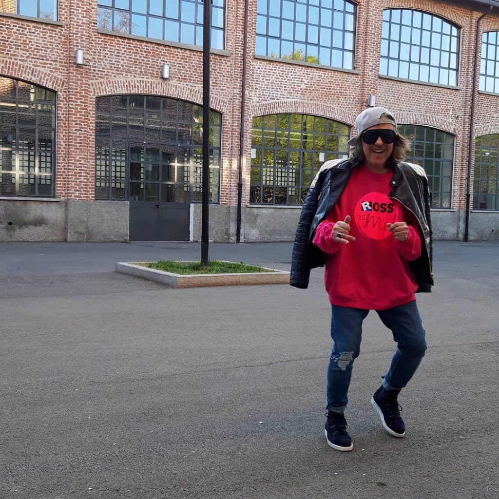 Dancing ???? #bailar #bailarinos #hiphop #streetstyle #soundgood #music #letsdance #longhairstyles #neweracap #fashiondesigner #mystyle #healthylifestyle…