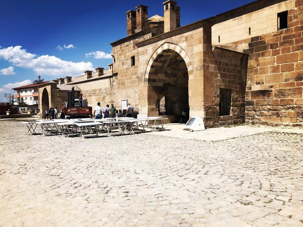 Afyon’un köy yollarından geçerken bulduğumuz bir kervansaray. Tesadüfen yani. Tarihe olan sorumsuzluğumuz burda da&hellip;