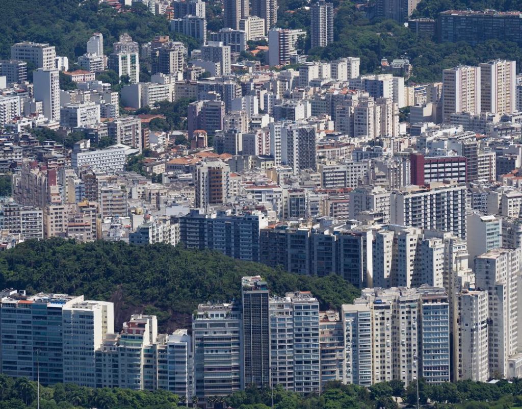 Concrete #riodejaneiro #rj #brazil #rio #skyscraper #architecture #southamerica #skyline #travelblogger #travelholic #travelguide #skyscrapers #travelbag&hellip;