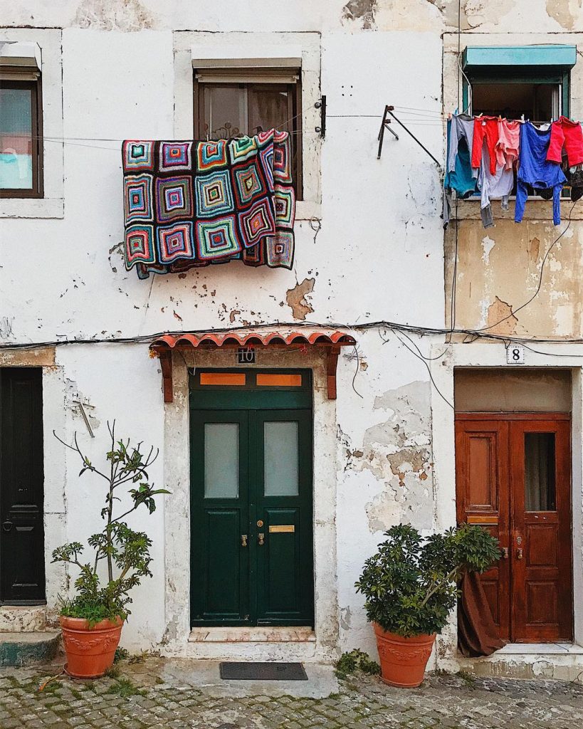 В Испании и Португалии мне нравится гулять по таким маленьким районам, потому что там&hellip;