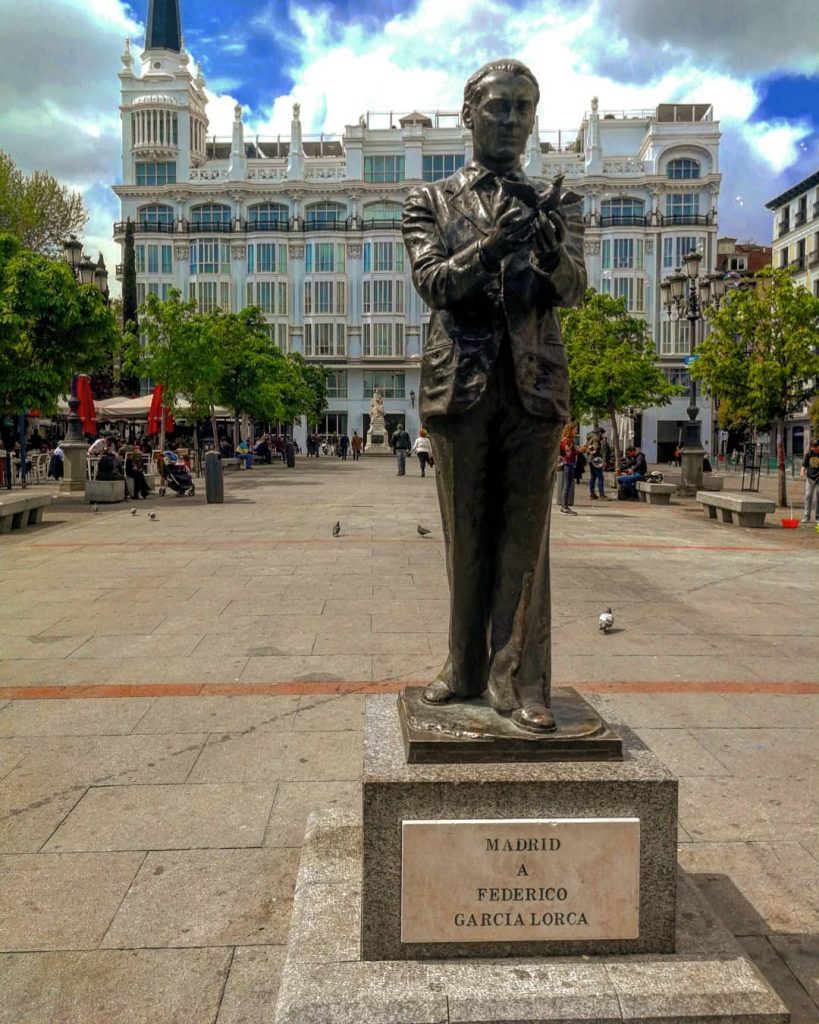 Tres borrachos eternizan sus gestos de vino y luto. Los astros de plomo giran&hellip;
