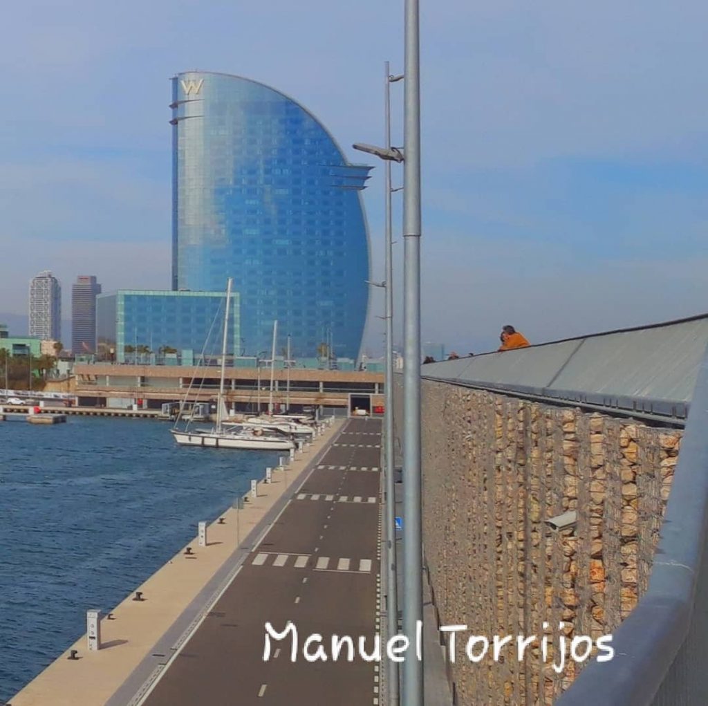 Puerto de Barcelona. Foto 1/3. Foto completa en perfil. . #fotourbana #city_barcelona #barcelonacity #barcelonalife&hellip;