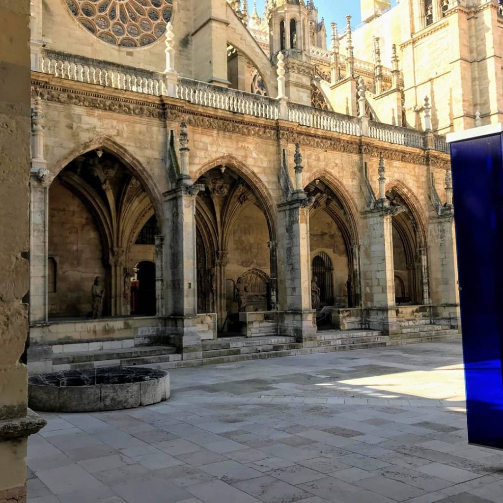 Catedral de León (Claustro) #travel #video #viajes #cultura #historia #travelgram #instagramers #discovereurope #bnesimppl #leon&hellip;