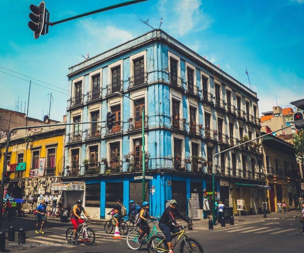 Ciudad de México #mexicocity #mexico #streetlife #coloresdemexico #mexicoesmagia #capturamexico #igersdf #carslovers #caminandomexico #travelphotography #travelmexico&hellip;