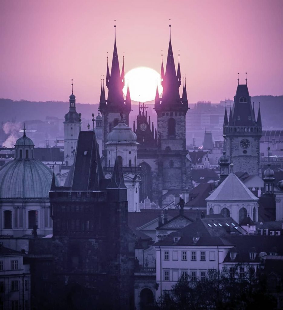 zásah na stř #wonderful_prague #europestyle_czechrepublic #toppraguephoto #kings_hdr #visitcz # #canonczsk #discovery_earthpix #discovery #topeuropephoto #citybestpics…