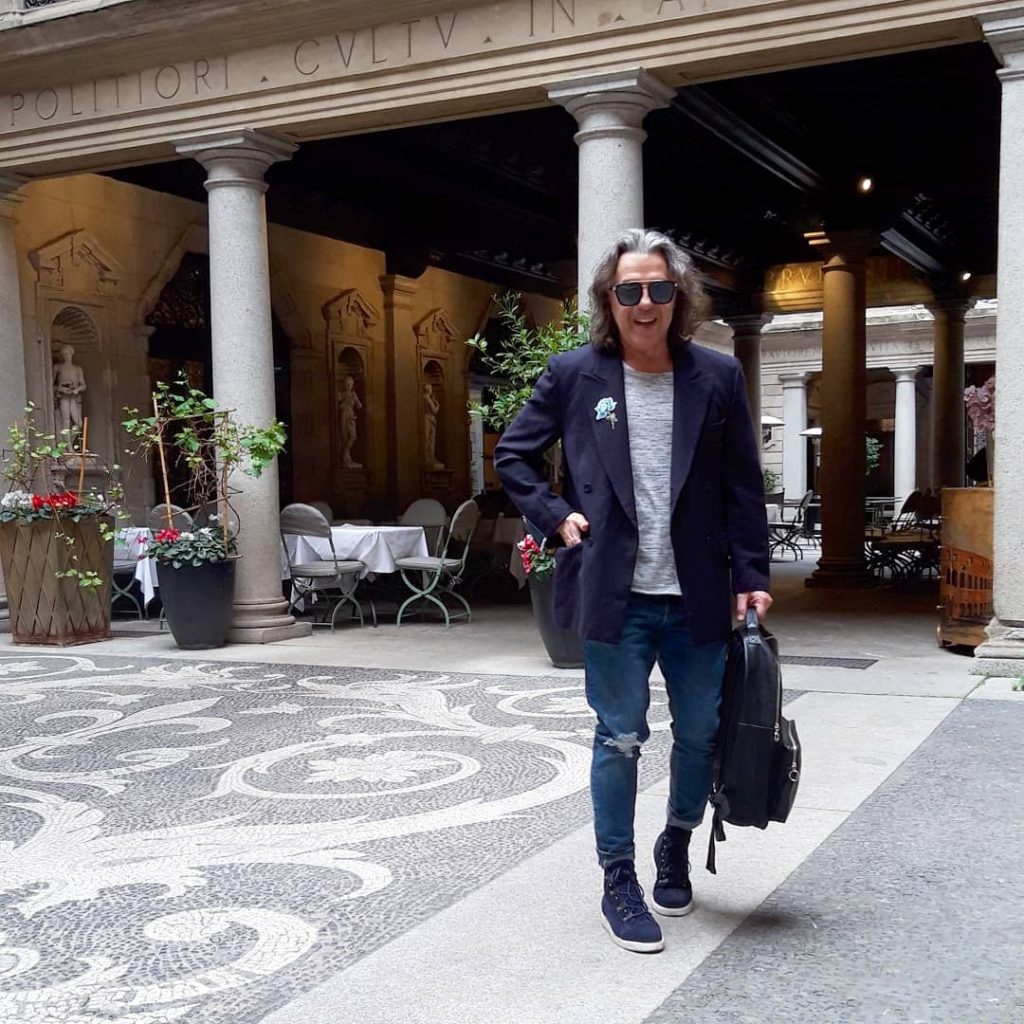 Sobrietà #milanodesignweek2019 #mdw2019 #fuorisalone2019 #eventi #sobriety #longhairman #workandpleasure #businessman #bluedress #embroidereddress #bluerose #tattooedpeople #photograper…
