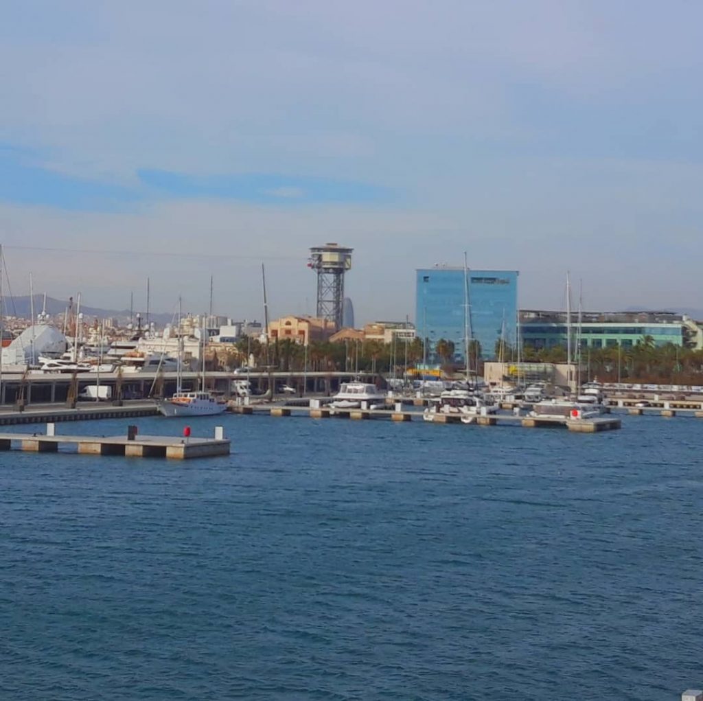 Puerto de Barcelona. Foto 2/3. Foto completa en perfil. . #fotourbana #city_barcelona #barcelonacity #barcelonalife&hellip;