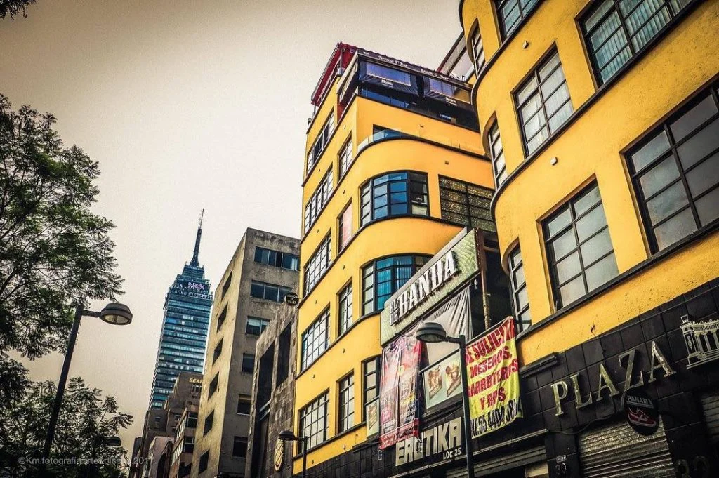 Ciudad de México #mexicocity #mexico #streetlife #coloresdemexico #mexicoesmagia #capturamexico #igersdf #carslovers #caminandomexico #travelphotography #travelmexico&hellip;