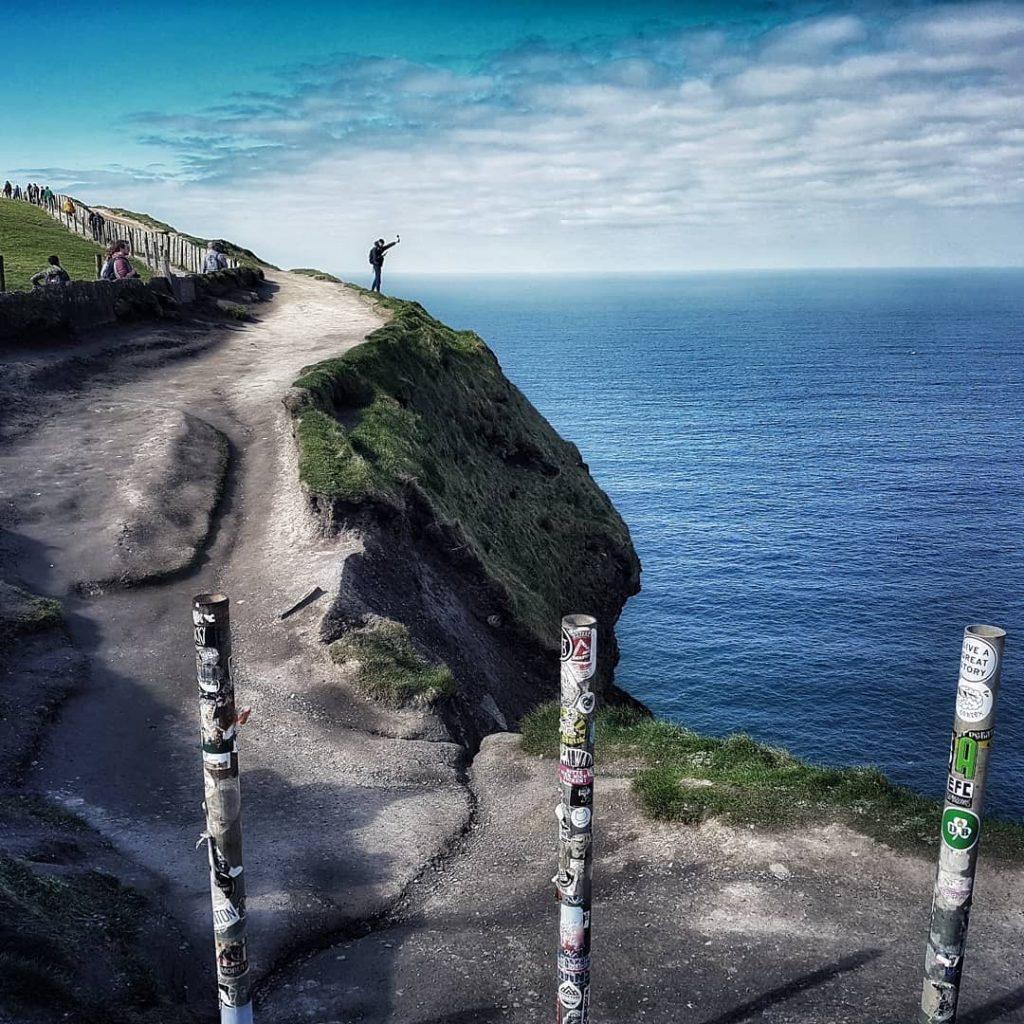Cliffs of Moher Ca 8km kann man oben entlang der Klippen so nah am&hellip;