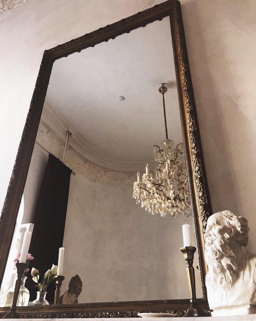 Like this mirror,like this lustre,like this bust????perfect place