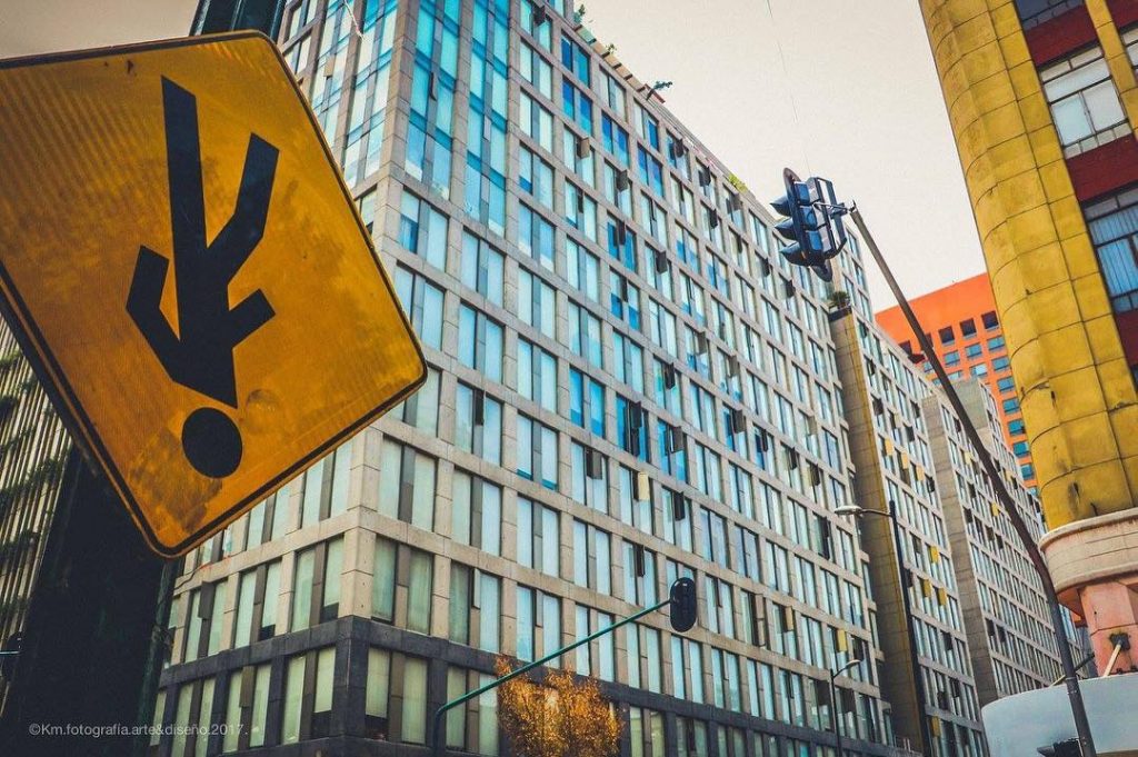 Ciudad de México #mexicocity #mexico #streetlife #coloresdemexico #mexicoesmagia #capturamexico #igersdf #carslovers #caminandomexico #travelphotography #travelmexico&hellip;