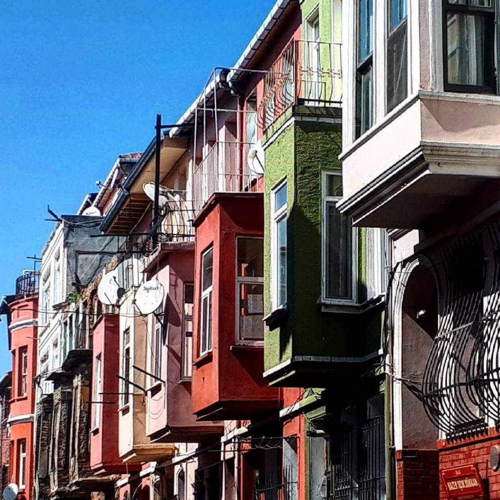 Soaking up sun and color in Balat, definitely one of my favorite Istanbul neighborhoods&hellip;