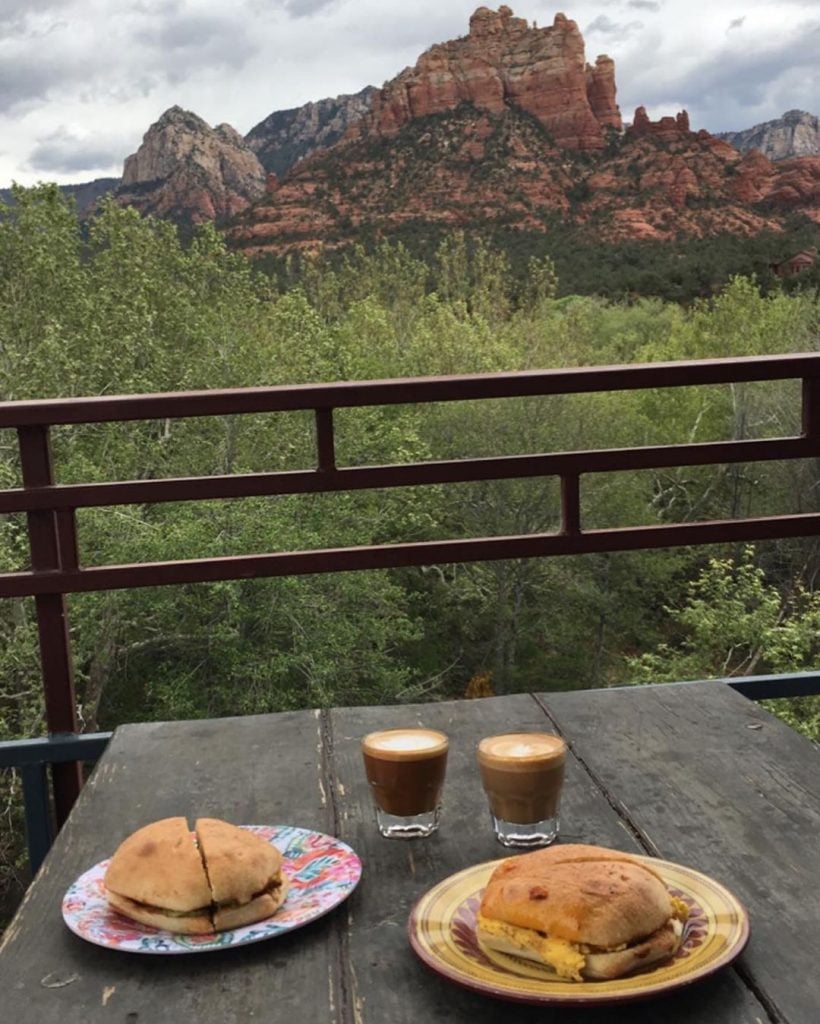Breakfast with a view #redrocks #sedonaarizona #travellover #traveladventures #travelphotography #travelblogger #adventuretime #ustravel #funtimes #bnesimppl