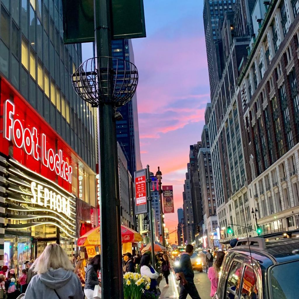 Urban sunset in Shopping ! #spring #springinnewyork #colours #nycspring #usa #travel #nomad #travelgirl #myearth&hellip;