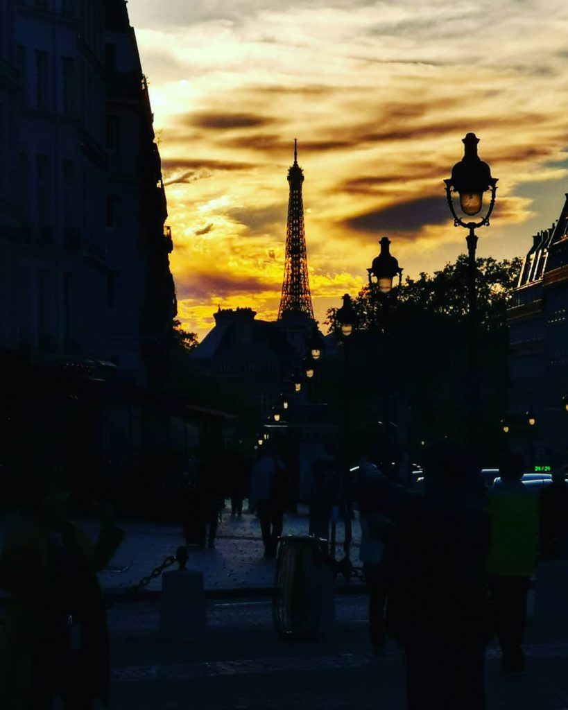 Parisian sunsets . . . #instatravel #travelgram #instago #clouds #sunset #sun #sunsets #beautifuldestinations #travelblogger&hellip;