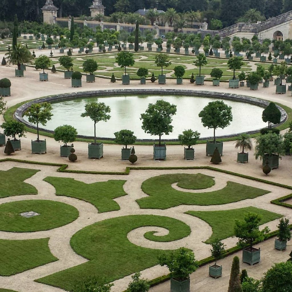 Symmetry . . . . . . #openmyworld #travellifedailypic #travelzoo #eurotrip #eurostyle #exploretheworld #travel_drops&hellip;