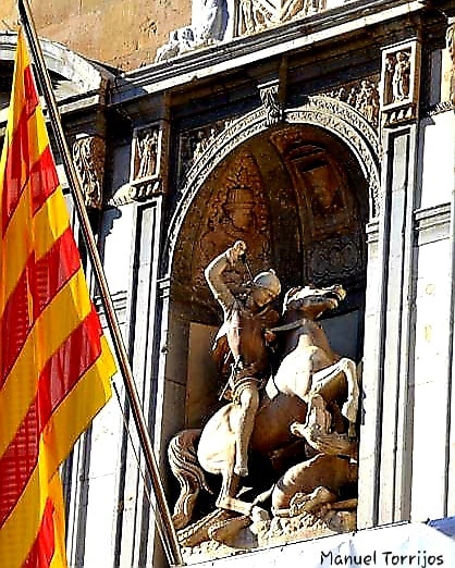 Plaça Sant Jaume. Sant Jordi en la fachada de la Generalitat de Catalunya. .…