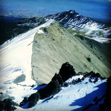 Escalar y arriesgar! No tomarse fotos en la orilla con tu faje! #LoveLikeWinter #Snow…
