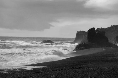 These stunning views are definitely worth the cold weather #bnesimppl #iceland #blacksandbeaches #travel #lifewelltravelled