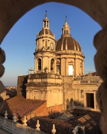 Before sunset #peekaboo #clocktower #sicily #catania #cathedral #piazzadelduomo #architecture #landscape #photography #nofilter #shotoniphone6 #cbviews…