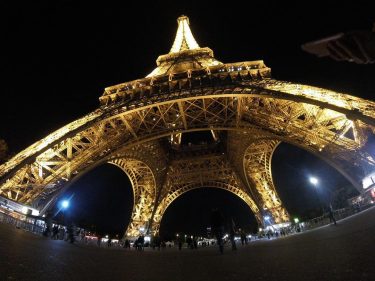 Famosa y majestuosa La Torre Eiffel es el monumento más famoso de París y…