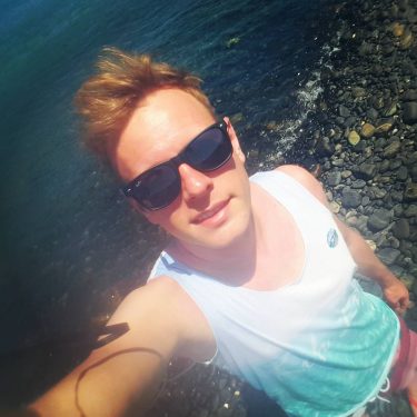 Amazing black stone beach #selfie #kohhinngam #boattrip #snorkeling #stonebeach #bluewater #boat #island #sun #sunny…