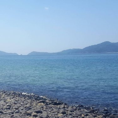 Amazing black stone beach #kohhinngam #boattrip #snorkeling #blackbeach #beach #bluewater #boat #island #sun #sunny…