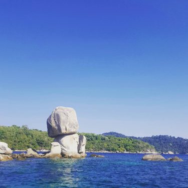 Koh Hin Sorn #kohhinsorn #boattrip #snorkeling #whitebeach #bluewater #boat #island #sun #sunny #palmtree #thailand…