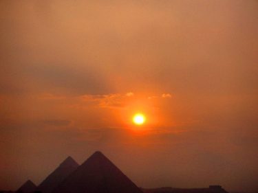 Recordando el atardecer en las pirámides .. De esto hace casi una década! #igegypt…