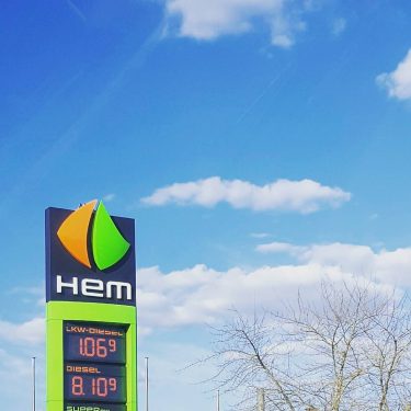 Heute besonders günstig tanken! #berlin #tanken #benzin #diesel #tankstelle #günstigtanken #lieberfahrradfahren #travelblogger #instatravel #travelphotography…