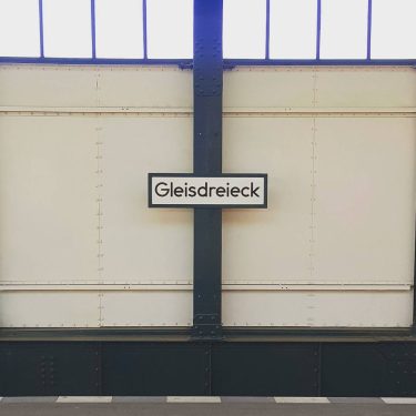 U-Bahnhof Gleisdreieck #berlin #train #trainstation #sun #sunny #culture #city #happy #feierabend #enjoyyourlife #architecturephotography #architectureporn…