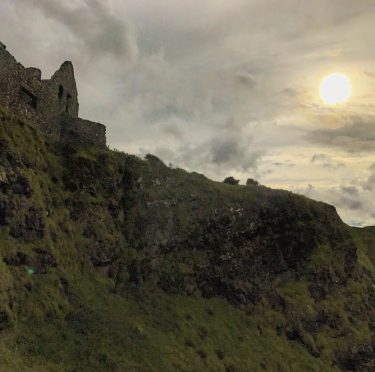 #irland #castle #sun #ocean #bnesimppl