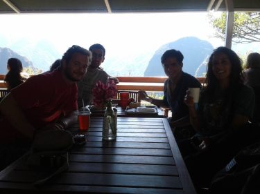 Desayunando en Machu Picchu. La mejor cafetería del mundo. . . . . .…