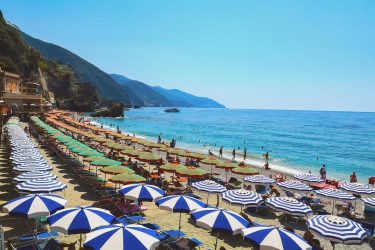 陽光與海灘 #Italy #sunshine #beach #summer #travellife #umbrella #cinqueterre #monterosso #bnesimppl