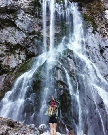 #вдохновляйсясомной #вдохновляйся_km _km #beautifuldestinations #abhazia #waterfall #абхазия #апсны #гегскийводопад #путешествие #travel #bnesimppl