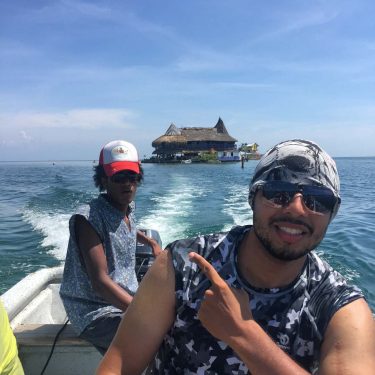 Velo veeeee papi. Llegamos a La Casa en el Agua. Te voy a estar…