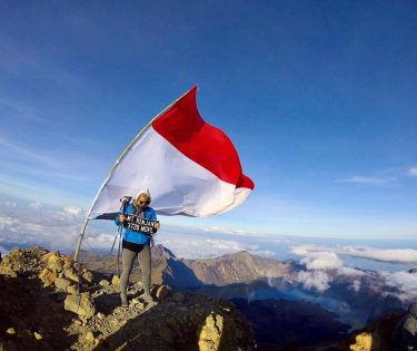 Summits for sunsets! Gunung Rinjani, 3726 m. Can’t wait to be back in the…